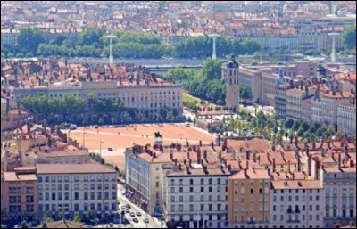 Dans quelle ville la place Bellecour se situe-t-elle ?