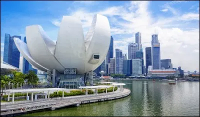 À l'extrémité de la péninsule malaise, quelle est la capitale de Singapour ?