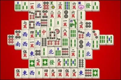 But du jeu : vider le plateau de toutes ses tuiles en associant par deux des pièces identiques pour les faire disparaître. 
Quel est le nom de ce jeu d'origine chinoise (en photo) que l'on trouve sur Internet ?