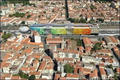 De quelle ville Salvador Dalí considérait-il la gare comme le ''centre cosmique de l'univers'' ?