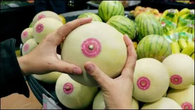 À quoi va devoir vous sensibiliser l'étiquette rose collée sur ces melons ?