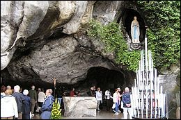 Dans quel département est située la grotte de Massabielle, en photo ?
