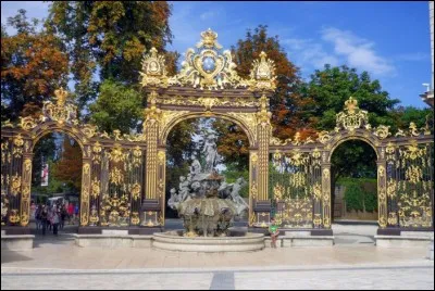 Mon premier est souvent utilisé à la place de ''non''.
Avec mon second, on mettrait Paris en bouteille.
La place Stanislas est le lieu emblématique de mon tout, ville...