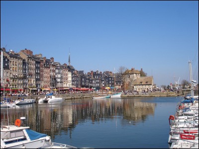 Quelle ville normande est située sur la rive sud de l'estuaire de la Seine ?