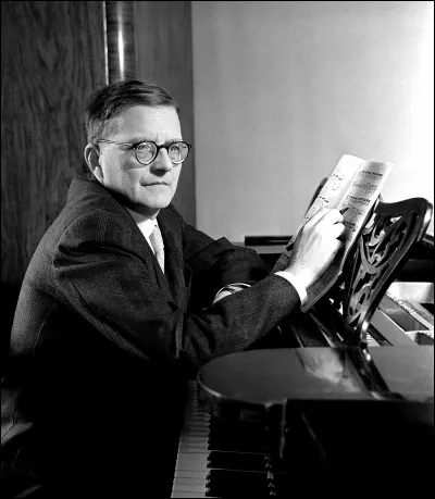 À quel pays Dimitri Chostakovitch est-il intiment lié ?