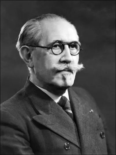 Ce physicien, connu pour sa théorie du magnétisme, pour l'introduction en France de la théorie de la relativité d'Albert Einstein et aussi pour sa participation à la réforme de l'enseignement en 1946, c'est ...