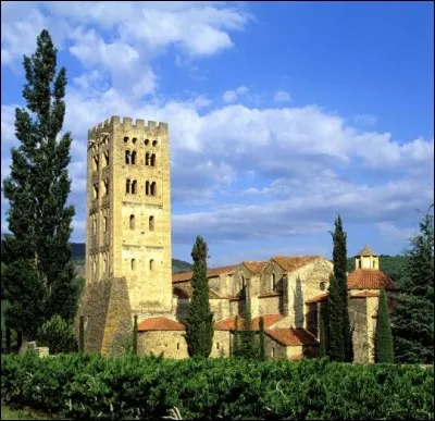 Notre dernière étape est dans les Pyrénées-Orientales : ce monastère bénédictin, situé au pied du Canigou, est caractéristique du premier art roman méridional, avec un grand cloître roman construit entre 1130 et 1140. Nous sommes à ...