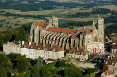Nous commençons notre parcours en Bourgogne, dans le département de l'Yonne. Sur sa colline, la basilique Sainte-Marie-Madeleine, construite entre 1120 et 1150, était un haut lieu de la chrétienté au Moyen Âge, un lieu de pèlerinage, au départ d'une des voies vers Compostelle. Nous sommes à...