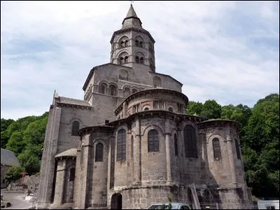 Nous allons en Auvergne, dans un petit village du département du Puy-de-Dôme. La basilique Notre-Dame est une église de style roman auvergnat, édifiée entre 1146 et 1178, est remarquable par son clocher octogonal et son chevet constitué de deux absidioles adossées aux bras du transept et de quatre chapelles rayonnantes. Nous sommes à ...