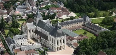 Nous allons vers le nord, sur les rives de la Loire, dans le département du Loiret. L'abbaye bénédictine de Fleury, fondée au VIIe, a été l'un des centres culturels de l'Occident médiéval. L'église a été édifiée pour l'essentiel à la fin du XIe. Nous sommes à ...