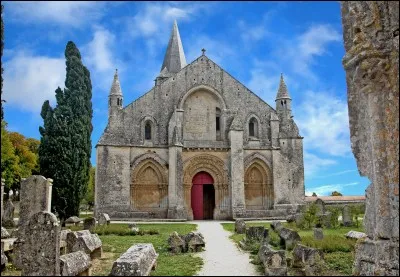 Un peu plus au sud, cette église Saint-Pierre construite entre 1120 et 1140 constituait une étape sur le chemin des pèlerins, à mi-chemin entre Poitiers et Saintes. Nous sommes à ...