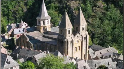 Nous sommes dans le département de l'Aveyron : dans cet important sanctuaire étaient vénérées les reliques du crâne de sainte Foy. L'abbaye est célèbre pour son église construite à partir de 1041 avec son tympan représentant le jugement dernier et pour son trésor, notamment la statue en or de Sainte Foy. Nous sommes à ...