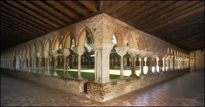 Toujours en Occitanie, dans cette petite ville du Tarn-et-Garonne : l'abbaye Saint-Pierre, avec son portail chef-d'oeuvre de la sculpture romane et son cloître de la fin du XIe ont été, en 1840, parmi les premiers édifices classés et restaurés au titre des monuments historiques. Nous sommes à ...