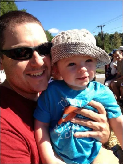 Le courage du petit a retenu mon attention : il a été opéré pour la maladie de la fente, qu'on appelait bec-de-lièvre. J'ai vu ces photos avant et depuis : le même grand sourire et il va encore à l'hôpital 3 fois par semaine. Son père, un médecin, parle de la résilience de Pat : ''il m'a changé à bien des égards pour le meilleur''. 
D'où vient cette famille qui a fondé ''Transforming Faces'' ?