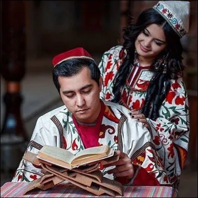 Cette ancienne république soviétique, compte 90 % de musulmans et 9 % de chrétiens, en majorité des Russes orthodoxes : pour ce qui est de leur pratique, après 70 ans de communisme, elle a un peu fléchi. Leurs traditions sont héritières de la route de la Soie, leur patrimoine est immense.
Ce couple appartient à quel groupe, pour lequel la couleur rouge, symbolisant la fertilité, est prisée ?