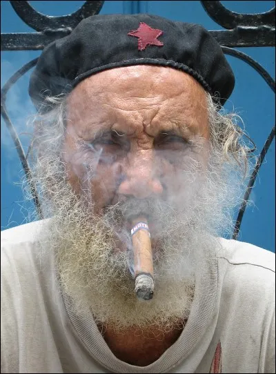 Image typique de ce pays où les cigares sont considérés comme les meilleurs du monde. Qualité incontestable (mal de tête aussi), ils sont l'équivalent tabac de passer du cognac VS au XO.
Vous reconnaissez sans doute, à travers sa fumée, avec un tel accoutrement, de quel pays provient ce fumeur de cigares ?
