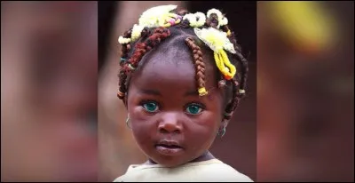 Cette petite fille a des yeux remarquables, une combinaison de bleu et de vert. La forme de son visage et de ses yeux laissent à penser qu'elle sera un modèle pour photographes. On dit souvent que les yeux sont le miroir de l'âme. Les yeux reflèteraient les émotions, le caractère et les sentiments sincères. Moi je la trouve triste.
D'où vient-elle ?