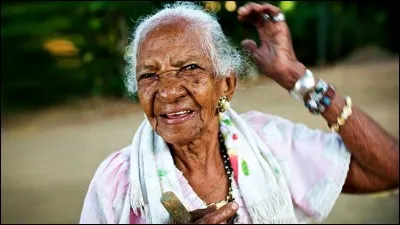 Dans cette péninsule qui abrite 45 centenaires, tout le monde se lève très tôt le matin. Les pauvres paysans sont peu équipés et ils travaillent à la main : ayant peu de retraite, ils vont aux champs encore très âgés. Pour eux, le travail entretient la santé : un travail difficile, un plan de vie et un peu de maïs et cela prolonge leur vie
D'où vient cette dame de 101 ans qui vit à Guanacaste ?