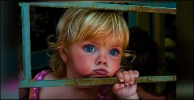 Elle vient d'un endroit avec toute une identité : c'est un mode de vie alternatif dans un milieu verdoyant. Paradis de la Contre-Culture, le village offre une ''Main'' avec plein de boutiques alternatives, bios ou simplement, étranges. Le photographe ne sait même plus son nom : ''Elle a de grands yeux (...) des cercles parfaits. On pourrait appeler ses yeux, les yeux Océan.''
D'où vient-elle ?