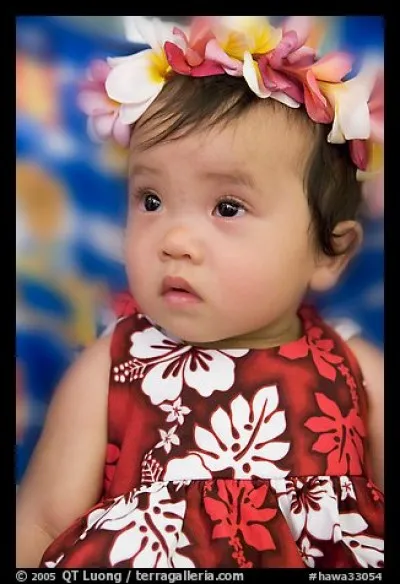 Q.T.Luong vient du domaine scientifique (Doct. U. de Paris). Son approche est participative : ''Je me suis d'abord intéressé à la photographie pour communiquer aux gens qui n'étaient pas là les merveilles.'' Il a saisi l'image de cette petite fille en robe hawaïenne portant un lei. Le lei est un symbole pour souhaiter la bienvenue à quelqu'un, un geste d'affection.
D'où vient cet adorable enfant ?