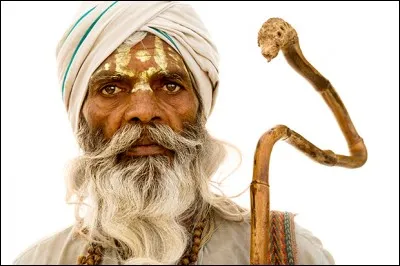 La photo est de Brian Hodges, le portrait d'un saint hindou. Cet homme à la longue barbe, au visage peint et en tenue traditionnelle, nous transmet un peu de sa vie par le regard. Je trouve que l'oeuvre de Hodges offre des rencontres.
Où vont ces hommes barbus que l'on retrouve dans ''Holy Men'' qui regroupe des portraits de sadhus, hommes saints en route vers ce grand lieu de l'hindouisme ?
