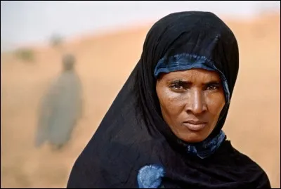 Steve Mc Curry a photographié pour la 2e fois Sharbat Gula (2002), 17 ans après la photo qui a rendu ses yeux mondialement célèbres (1985),soit "l'Afghane aux yeux verts". La jeune réfugiée de l'invasion soviétique avait alors fait ses débuts sur la couverture du National Geographic.Elle n'avait jamais été photographiée. 
D'où vient cette berbère pachtoune, la plus belliqueuse des tribus ?