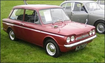 Principale concurrente de la BMC Mini. Cette petite voiture britannique a eu des problèmes courants de l'époque. Comment s'appelle-t-elle ?
