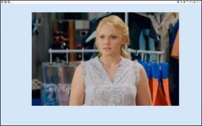 Que fait Carly au café ?