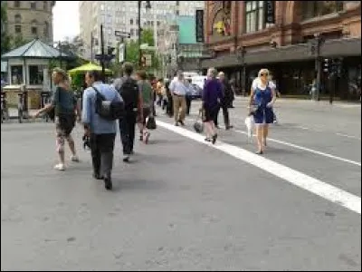 Tu te promènes en ville, une connaissance s'approche de toi et te propose d'aller boire un verre pas loin. Que fais-tu ?