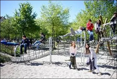 Tu passes devant une place de jeux avec des petits enfants qui jouent, un enfant te rentre dedans...