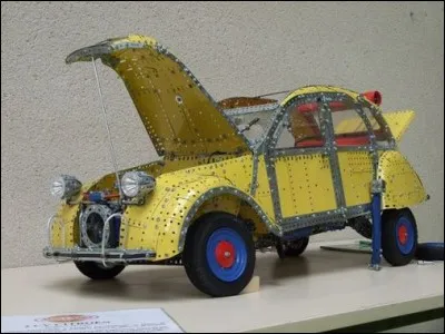 Dès l'âge de 4 ans, VGE a pu jouer au Meccano. Vrai ou faux ?