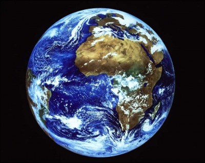La Terre est une sphère parfaite.
