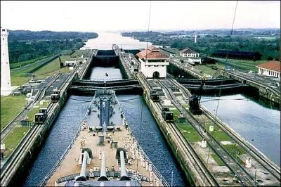 Dans quel pays un canal relie les ocans Atlantique et Pacifique ?