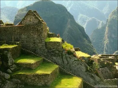 Quelle ancienne cit inca porte un nom signifiant 'vieille montagne' ?