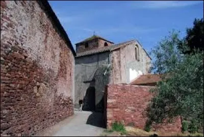 Village d'Occitanie, &eacute;tabli sur un promontoire rocheux, Le Puech se situe dans le d&eacute;partement ...