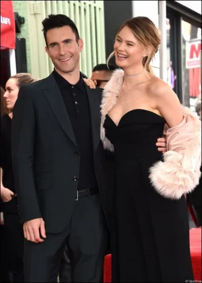 Quel métier fait la femme d'Adam Levine ?