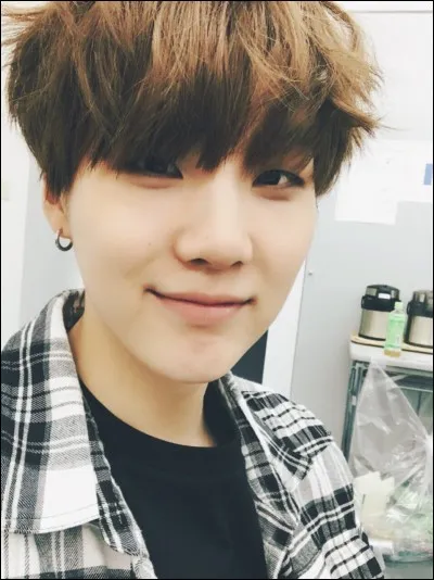 Quelle est la chose que Suga garde sur lui constamment ?