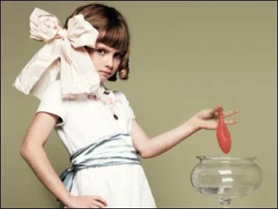 - Les Petits Poissons
Après que Sophie ait tué naïvement les poissons, sa mère accuse à tort l'homme étant chargé de s'occuper des défunts poissons. Comment s'appelle-t-il ?