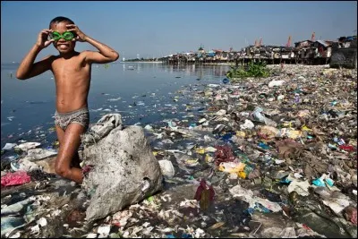 Vous voyez une bouteille par terre, que faites-vous ?