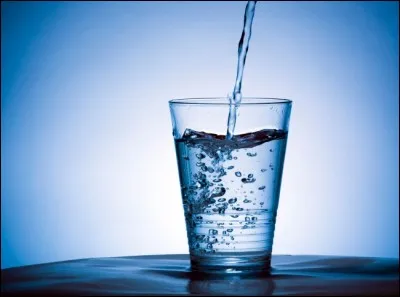 Sur cette photo, on peut voir un verre d'eau.