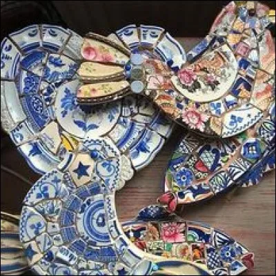 Il explique aux enfants 
Comment casser la vaisselle à maman, 
Tout en les prévenant : 
''Vaisselle cassée, c'est la fessée, 
Vaisselle foutue, pan-pan cul-cul''.