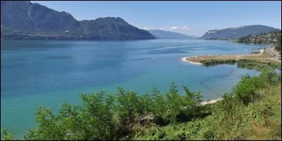 Sur quel lac peut-on canoter à quelques mètres de Chambéry, et penser aux vers du célèbre poète Lamartine ?