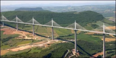 Quel viaduc Norman Foster a-t-il conçu dans la vallée du Tarn ?