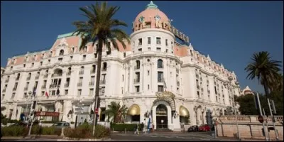 Quand on évoque le célèbre Hôtel Negresco, on pense à la ville de :