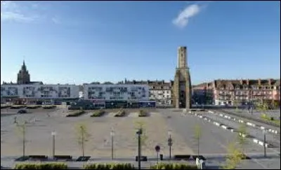 Dans quelle ville se trouve la place d'Armes ?