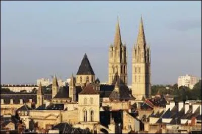 Quelle ville est surnommée la "Ville aux cent clochers" ?