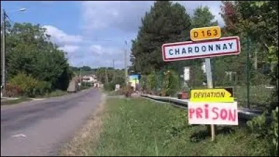 Nous sommes dans l'ancienne région Bourgogne à l'entrée de Chardonnay. Village du Haut-Mâconnais, il se situe dans le département ...