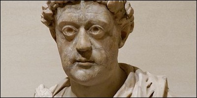 Quel empereur romain "plutôt incapable" a laissé son nom à certains individus à la conduite "assez extravagante" ?