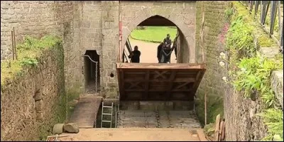 Le hénin est le nom que l'on donnait au pont-levis.