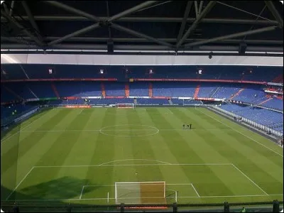 Dans quelle ville le stade de Feyenoord se trouve-t-il ?